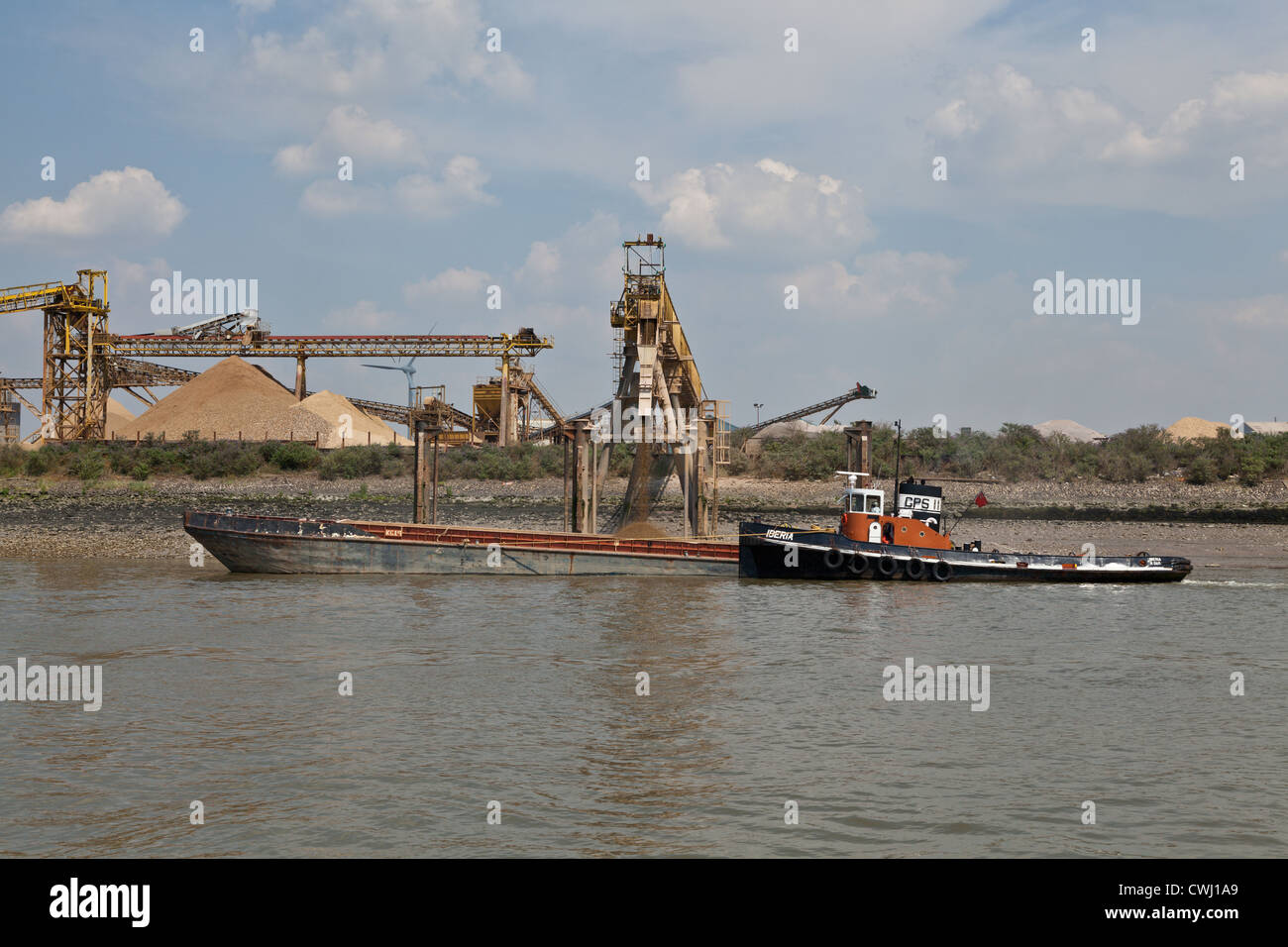 Schlepper und Hausboot auf der Themse in der Nähe von Tilbury Dock in