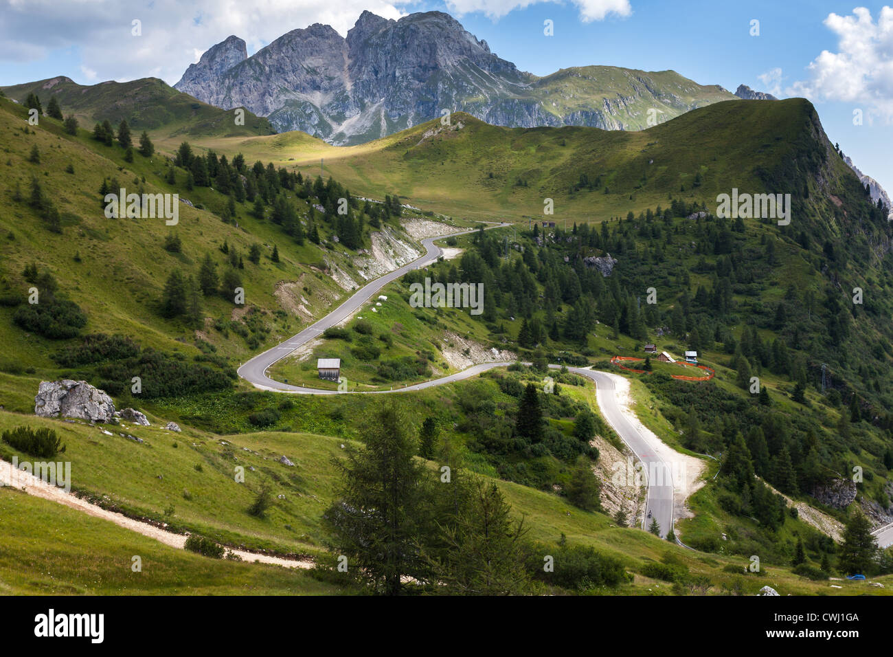 Eine kurvenreiche Bergstrasse - Dolomiten Stockfoto