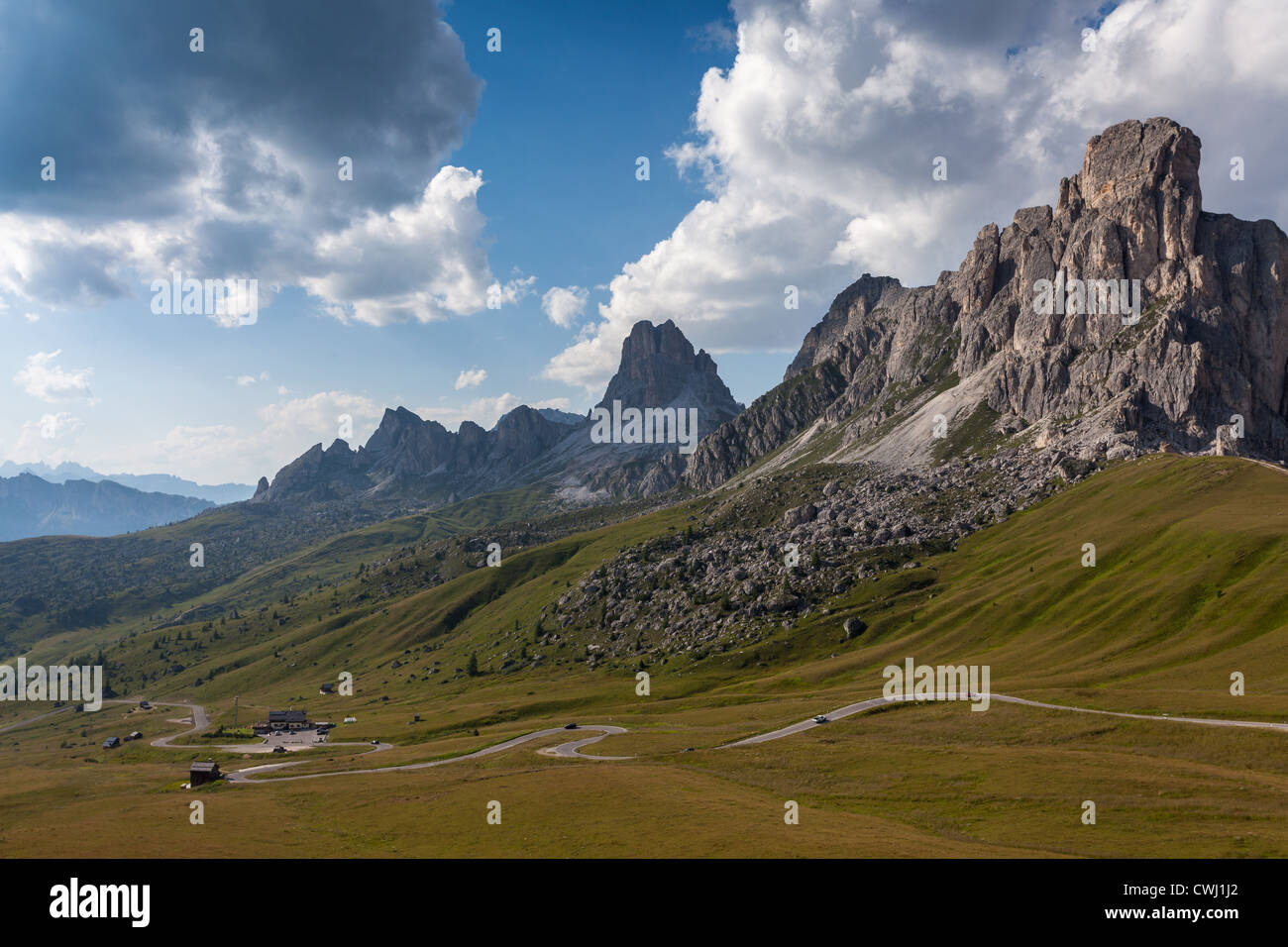 eine kurvenreiche Bergstrasse - Dolomiten Stockfoto