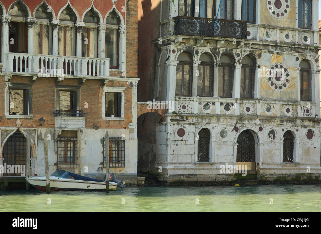 Palazzo Barbaro Wolkoff (links) und Palazzo Dario (rechts), am Canal Grande, Venedig. Stockfoto