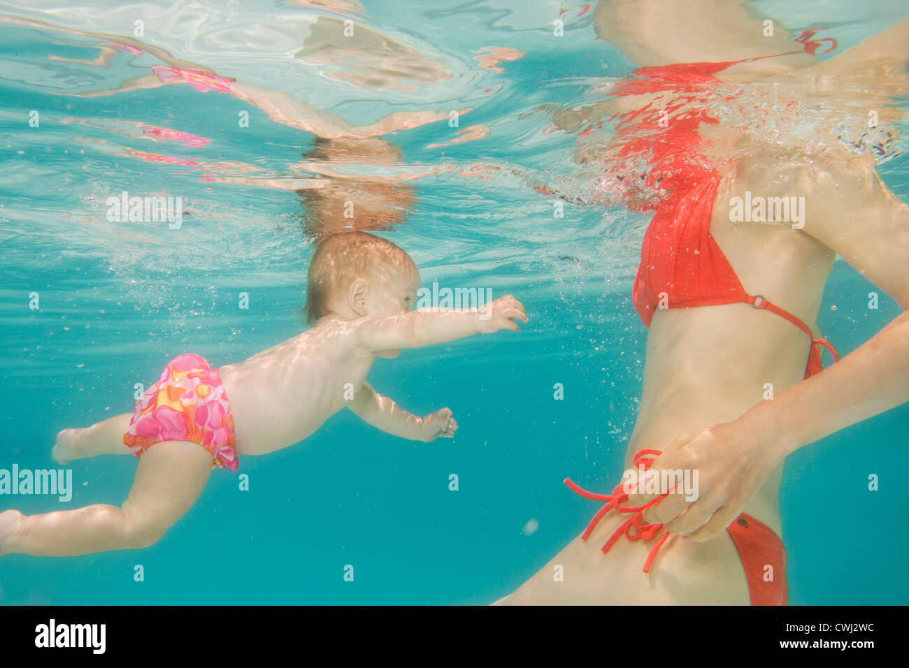 Kaukasische Baby Schwimmen unter Wasser Stockfoto