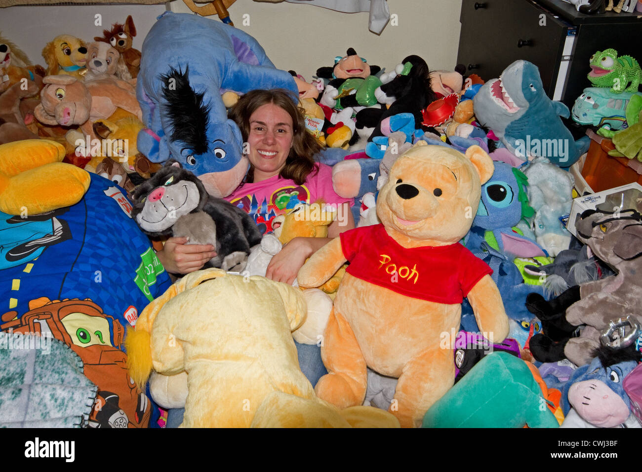 Caroline Rayners großen Disney Kollektion in ihrem Schlafzimmer zu Hause in Bromley, Kent Stockfoto