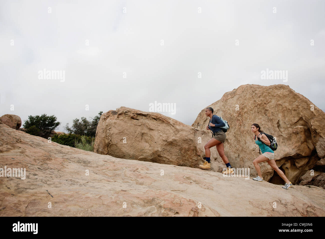 Mutter und Tochter gemeinsam Wandern Stockfoto