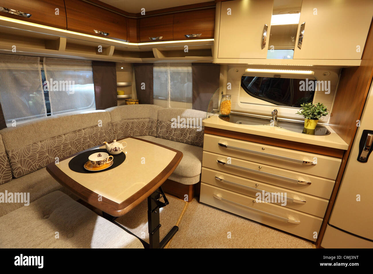 Innere des modernen Wohnwagen auf dem Caravan Salon Ausstellung 2012 am 27. August 2012 in Düsseldorf, Deutschland Stockfoto