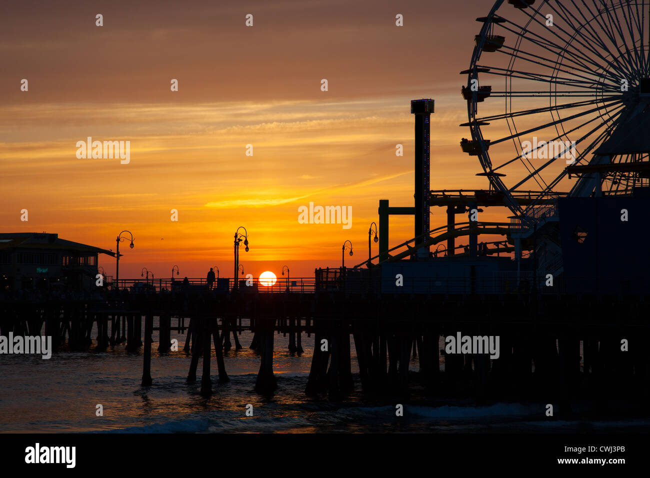 Pier in Santa Monica, Kalifornien bei Sonnenuntergang Stockfoto