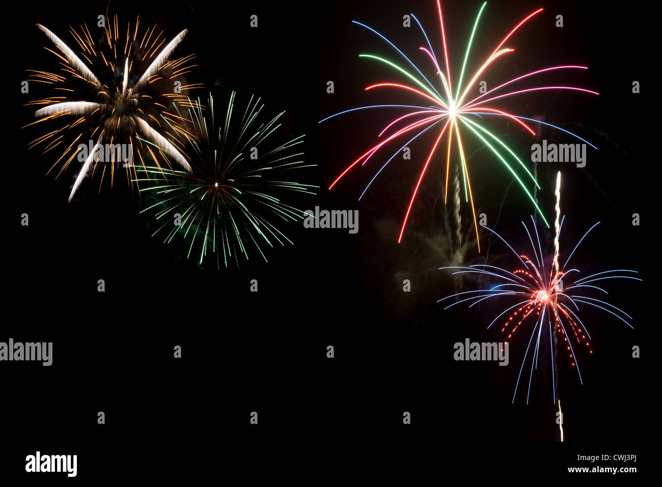 Eine Gruppe von Feuerwerk explodiert im Nachthimmel Independence Day in USA oder 4. Juli Urlaub feiern Stockfoto