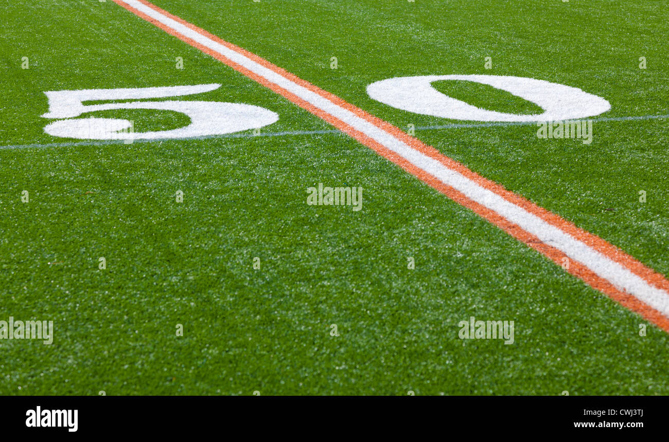 Der 50-Yard-Linie eines Fußballfeldes Stockfoto