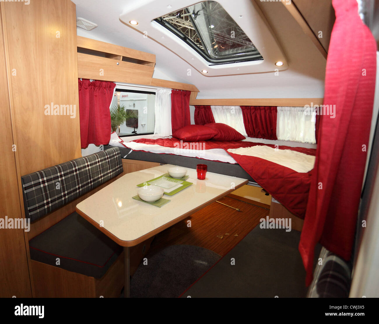 Innenraum des kleinen Wohnwagen auf dem Caravan Salon Ausstellung 2012 am 27. August 2012 in Düsseldorf, Deutschland Stockfoto