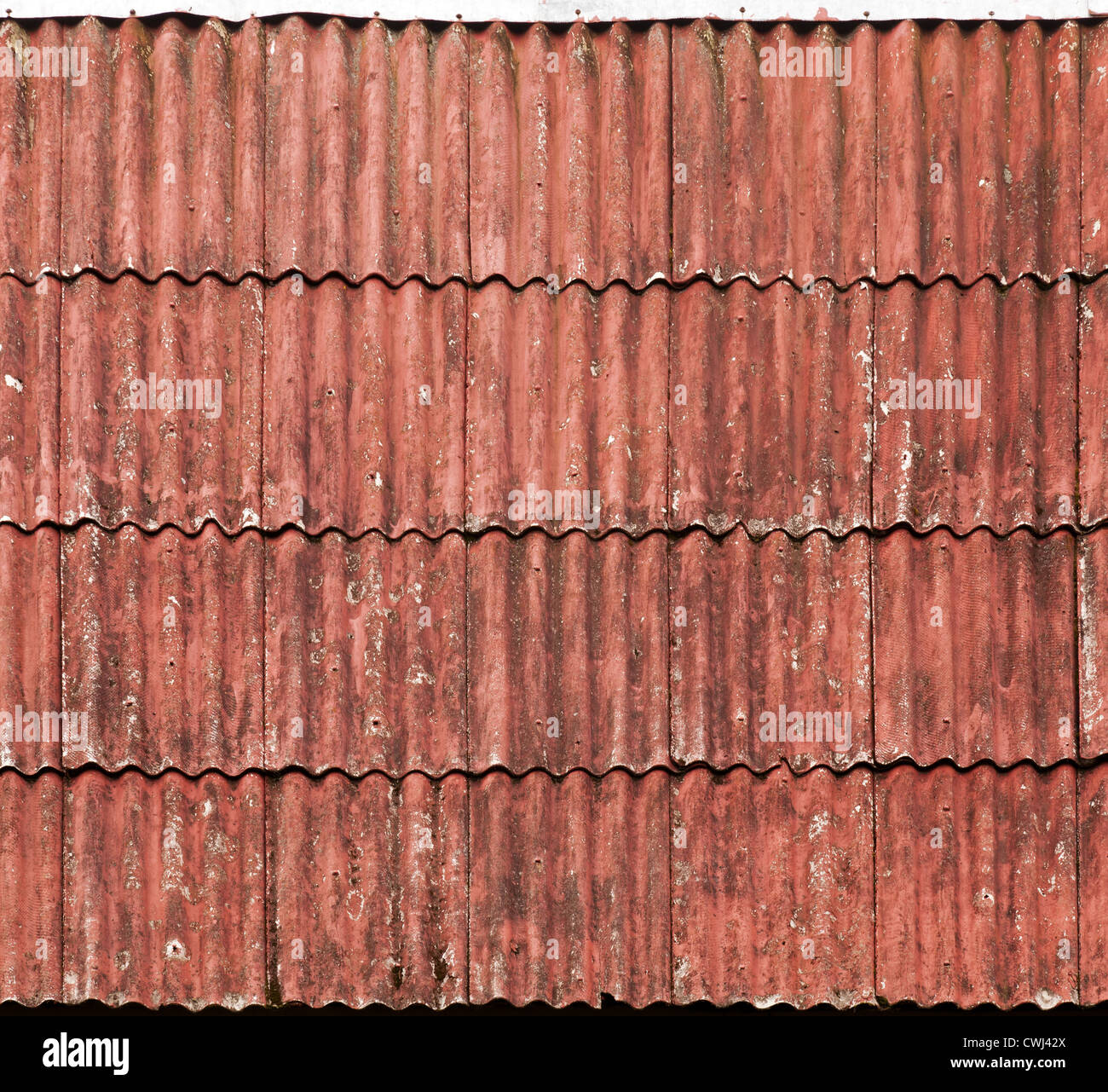 Alte rote Schiefer Fliesen Dach Hintergrundtextur Stockfoto
