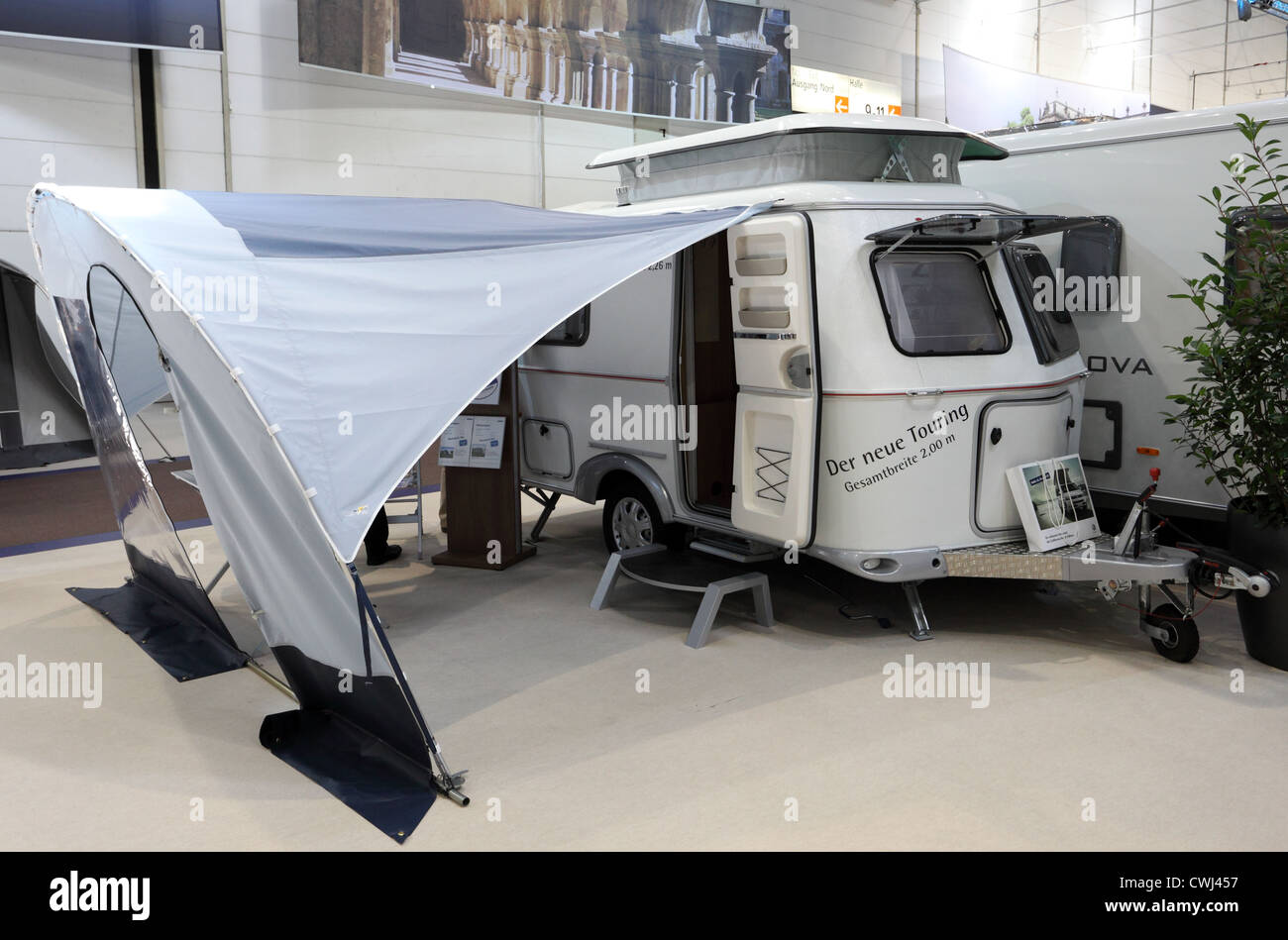 HYMER Touring Wohnmobil mit Hubdach auf dem Caravan Salon Ausstellung 2012 am 27. August 2012 in Düsseldorf, Deutschland Stockfoto