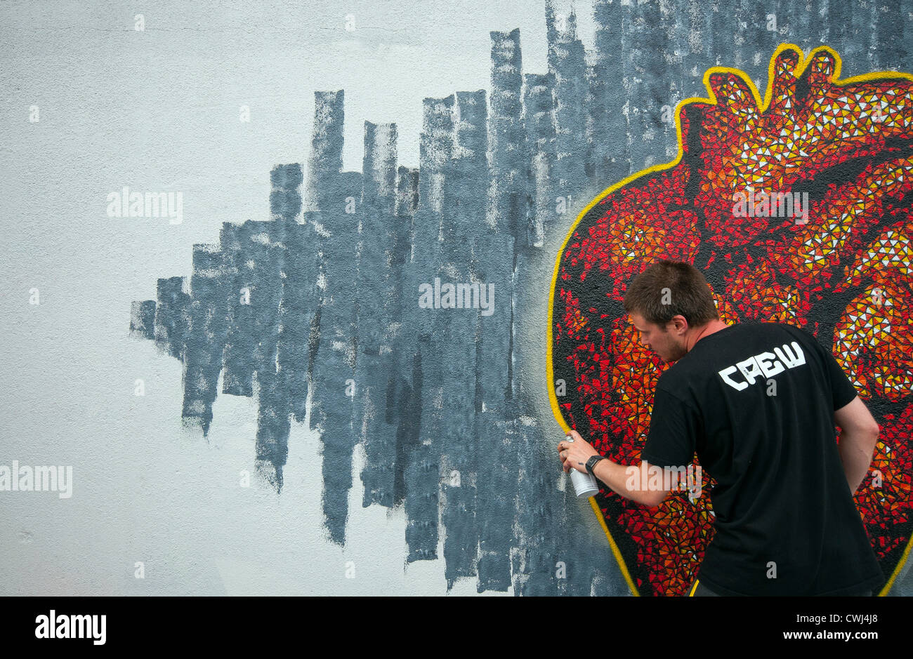 Graffiti-Künstler seine Mauerstück den letzten Schliff hinzufügen Stockfoto