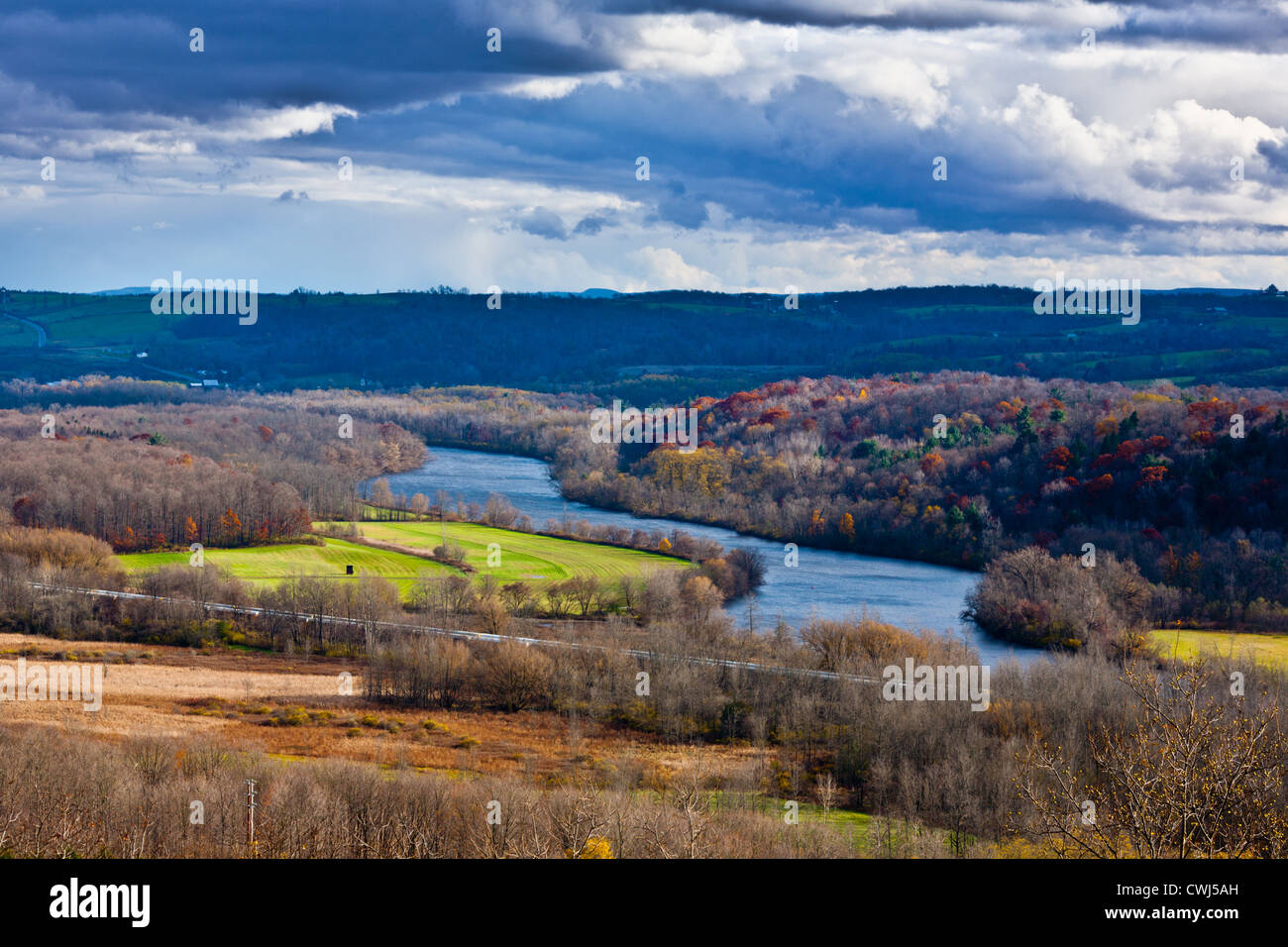 Die Mohawk River schlängelt sich durch Mohawk Valley in der Nähe von Little Falls, New York Stockfoto