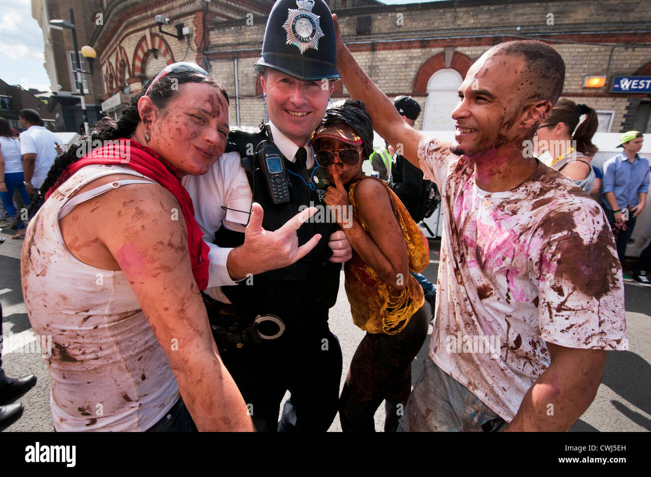 Die Teilnehmer spielen und tanzen mit der Polizei am jährlichen Notting Hill Karneval 2012 Stockfoto