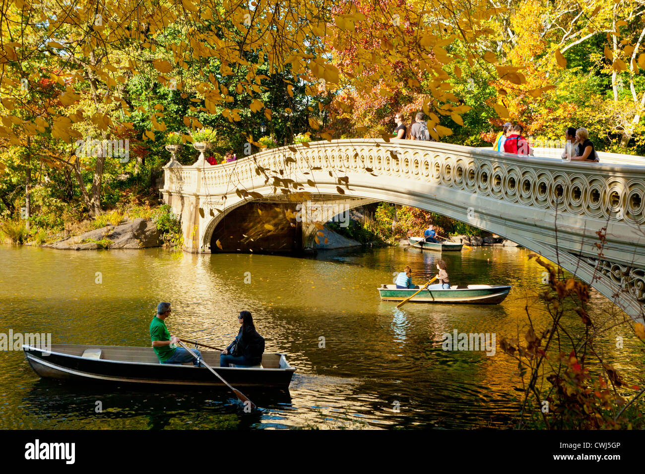 Die gusseiserne Bogenbrücke von Calvert Vaux, Central Park, New York City Stockfoto