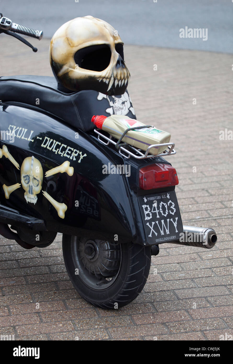 Totenkopf Helm und maßgeschneiderte klassischen Lambretta Roller Stockfoto