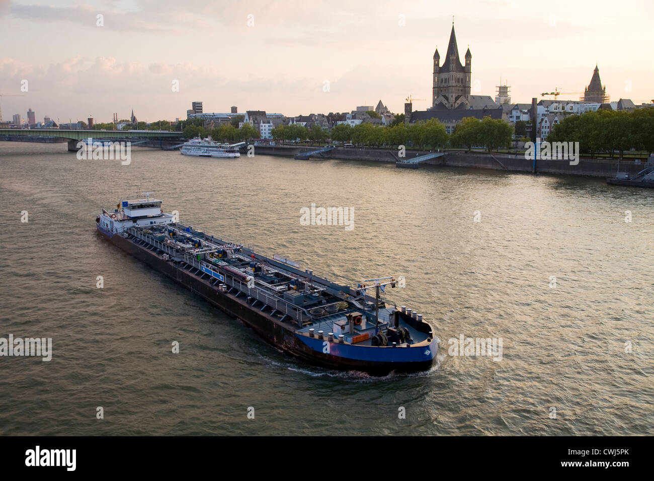 Lastkahn auf deutschen Fluss Stockfoto