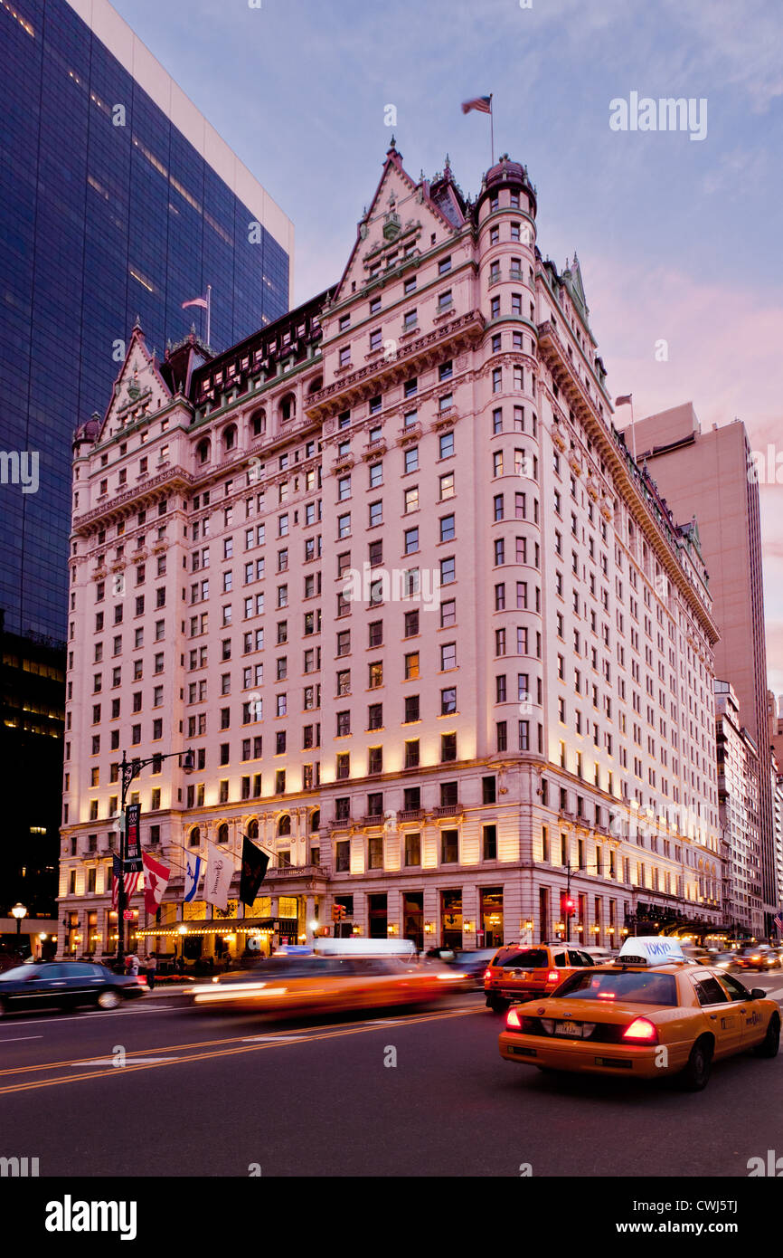 Plaza Hotel strahlt Luxus gegenüber vom Central Park, Manhattan, New York City Stockfoto