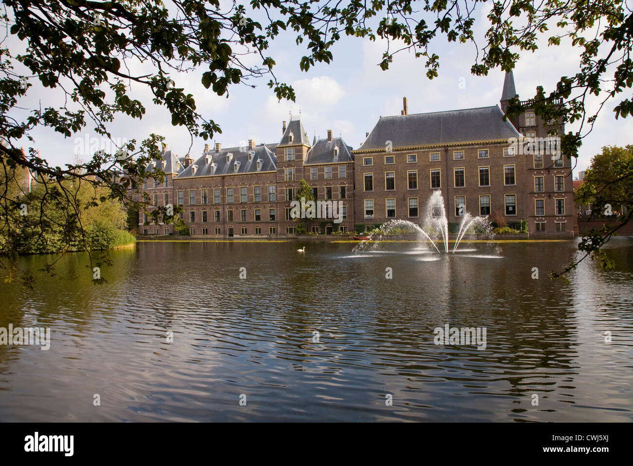 Niederländische Gebäude und Brunnen am Teich Stockfoto