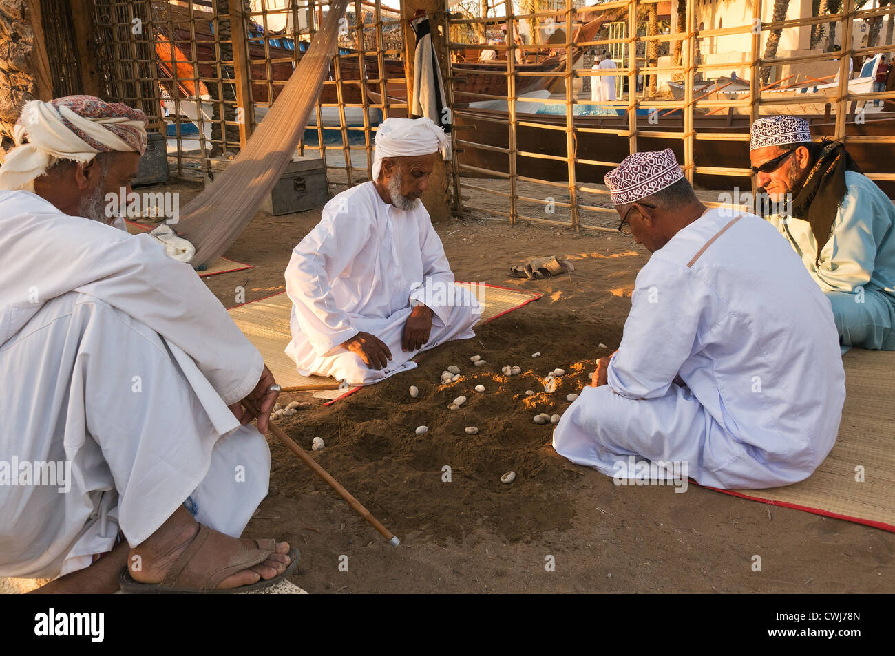 Elk207-1453 Oman, Maskat, Muscat Festival, Männer spielen Brettspiel (Mancala) Stockfoto