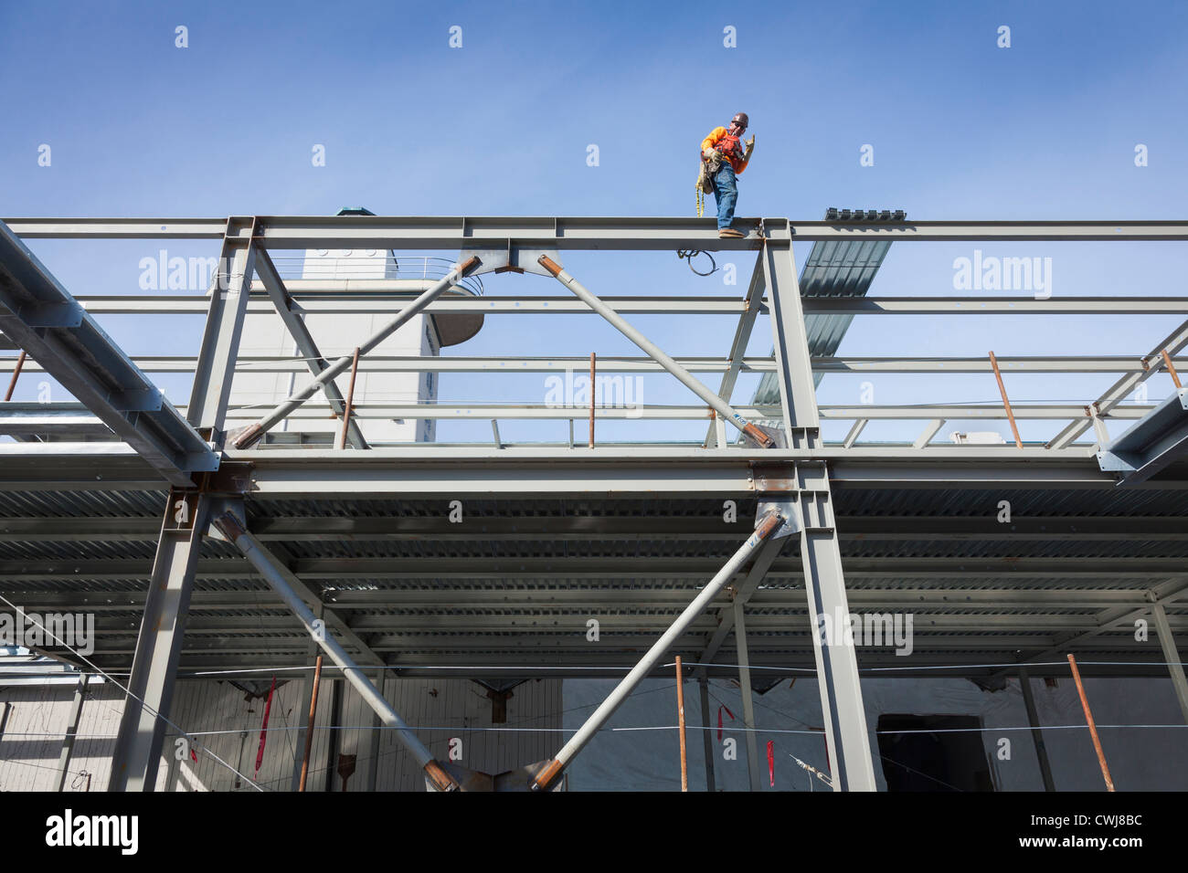 Kaukasische Bauarbeiter auf Stahlträger Stockfoto