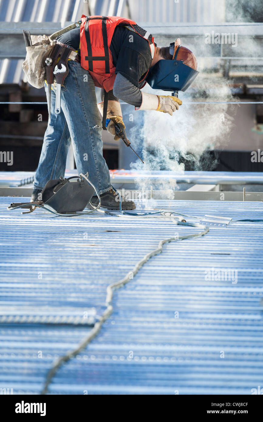 Kaukasische Bau Arbeiter Schweißen Stock Stockfoto