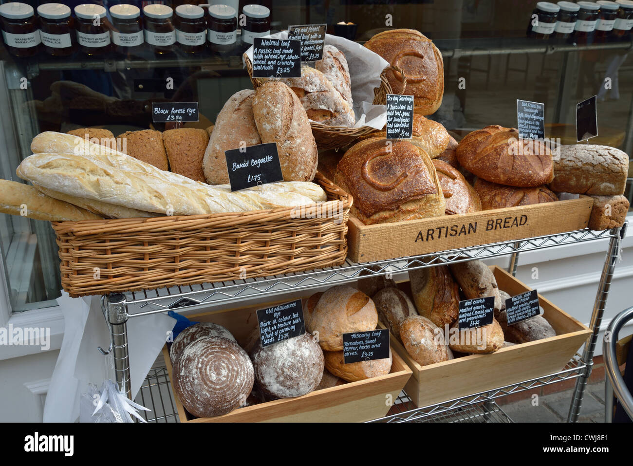 Brot angezeigt außen Shop, High Street, Winchester, Hampshire, England, Vereinigtes Königreich Stockfoto