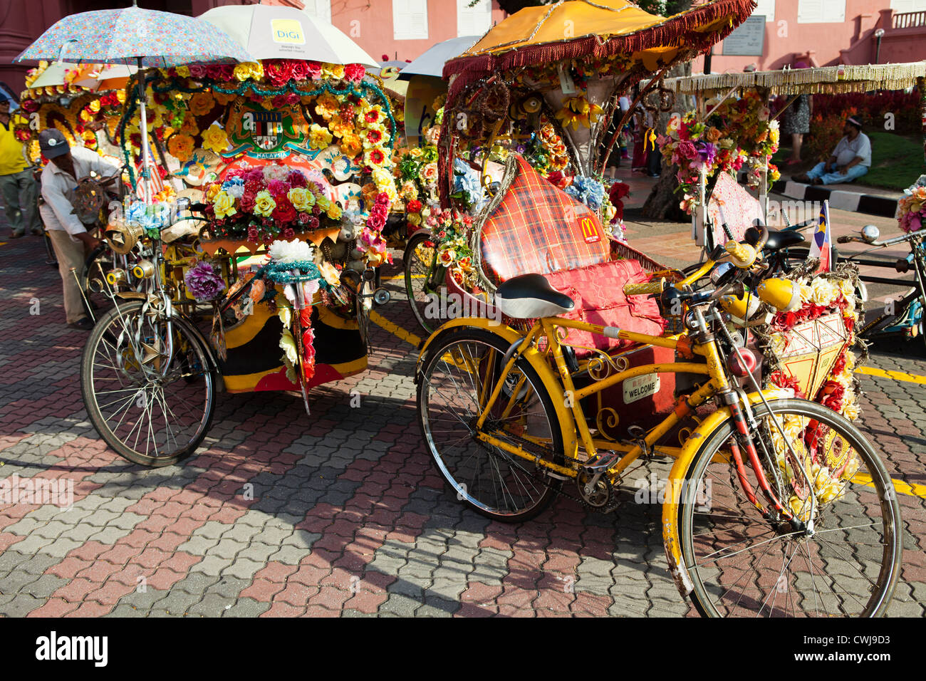 Die Fahrradrikschas in Melaka sind bunt mit allerlei Dekorationen, jede mit ihrem eigenen individuellen Design und Flambouyant Farben hinzufügen Stockfoto