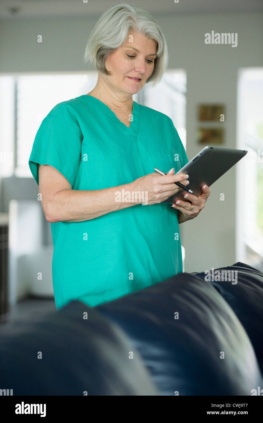 Kaukasische Chirurg mit digital-Tablette Stockfoto