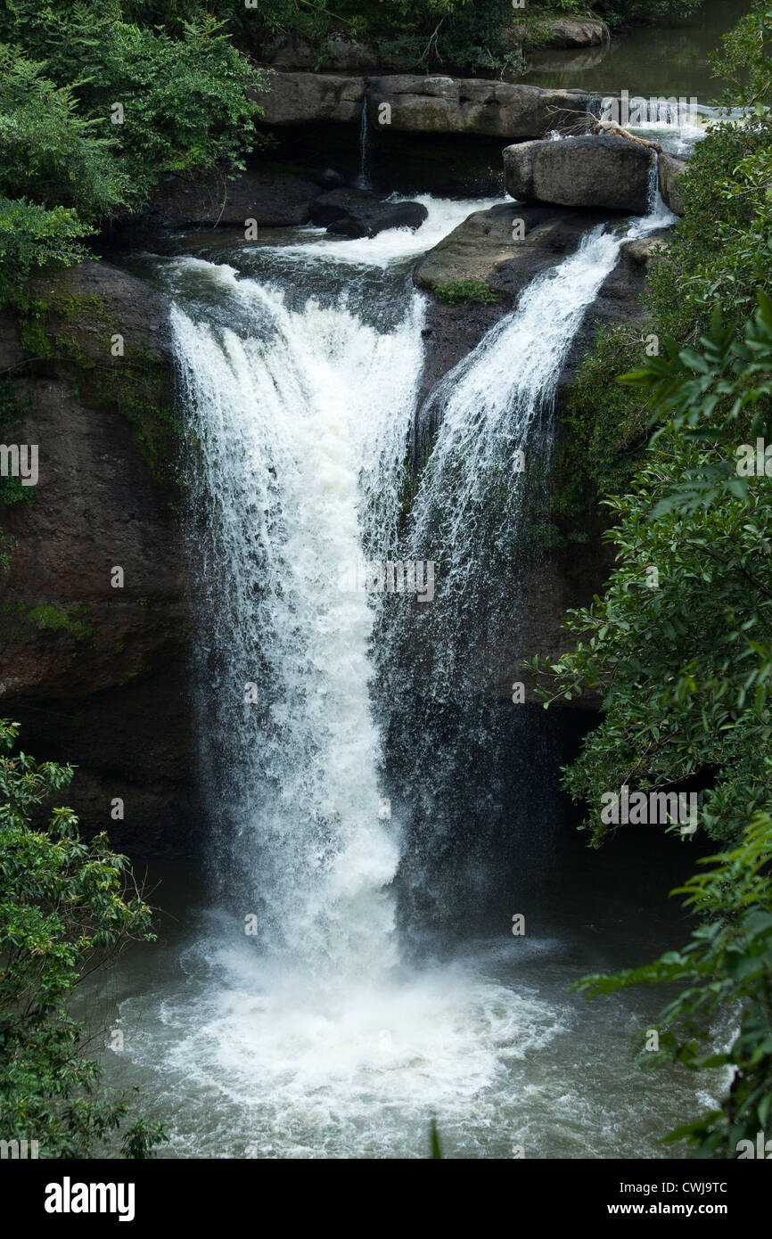 Haew Suwat Wasserfall besteht hauptsächlich aus mehreren Schichten von Sandstein Konglomeraten mit großen Zwischenmittel aus Basalt. Stockfoto
