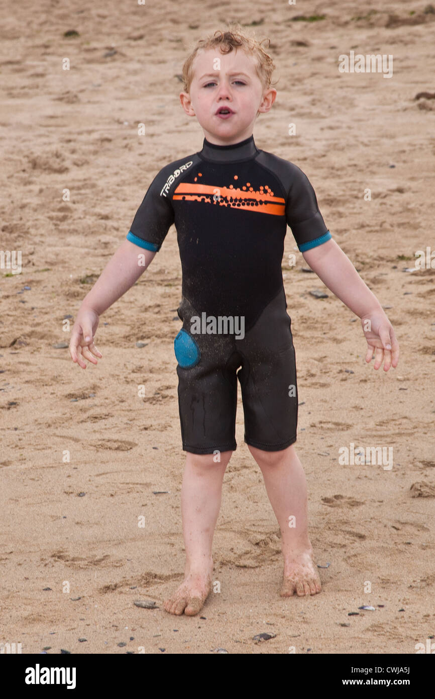 Drei Jahre alter Junge am Strand, Cornwall, England, Vereinigtes Königreich. Stockfoto