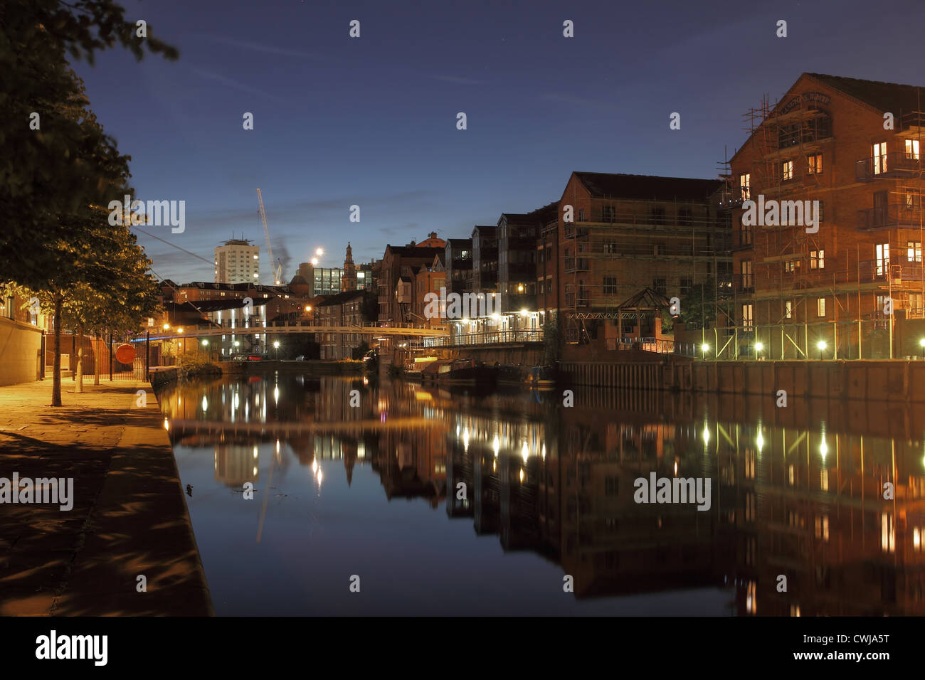 Leeds-Liverpool Kanal Leeds Stadtzentrum entfernt in der Nacht Stockfoto