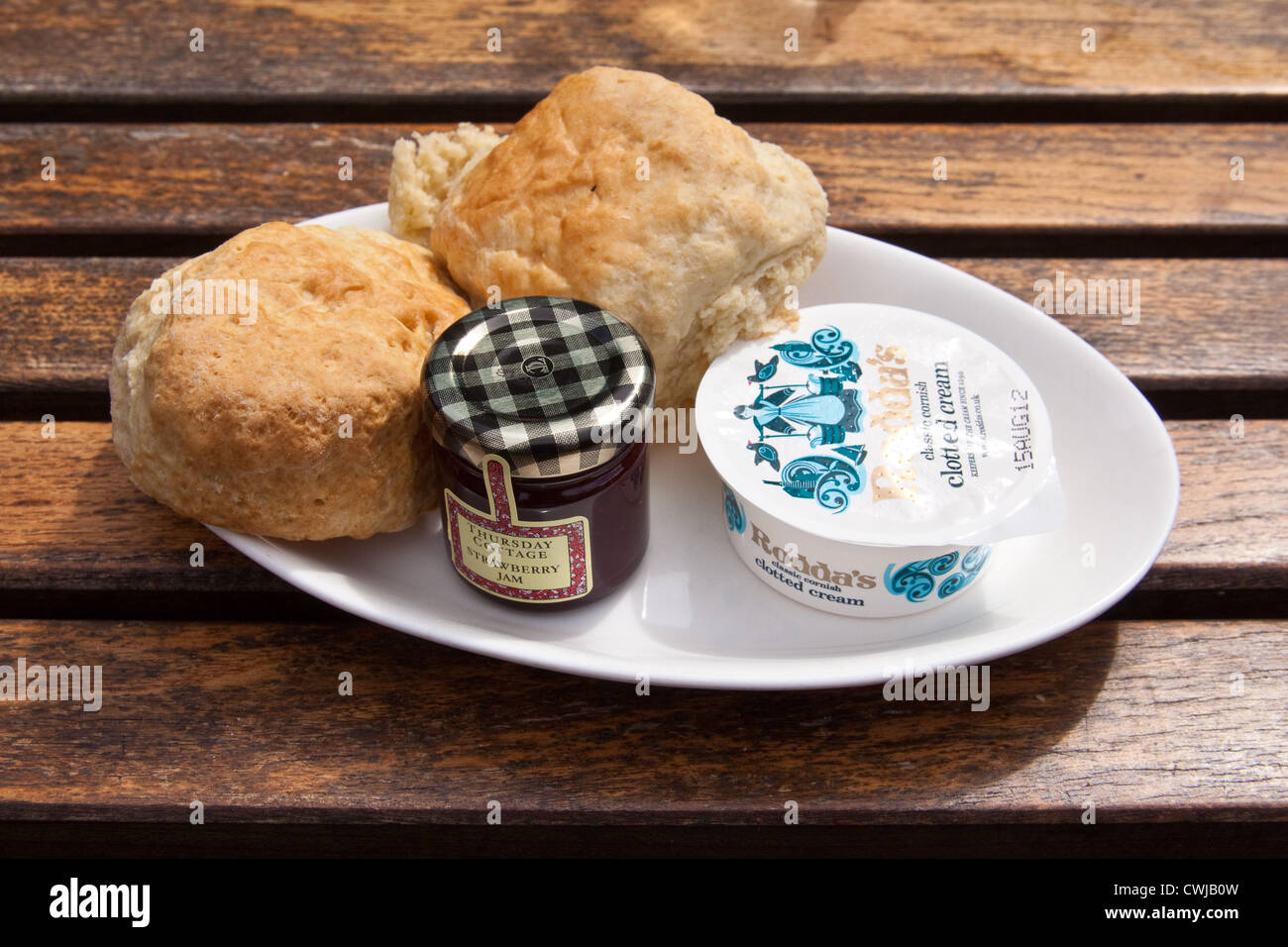 Sahne-Tee mit Scones und Clotted Cream, Cornwall, England, Vereinigtes Königreich. Stockfoto