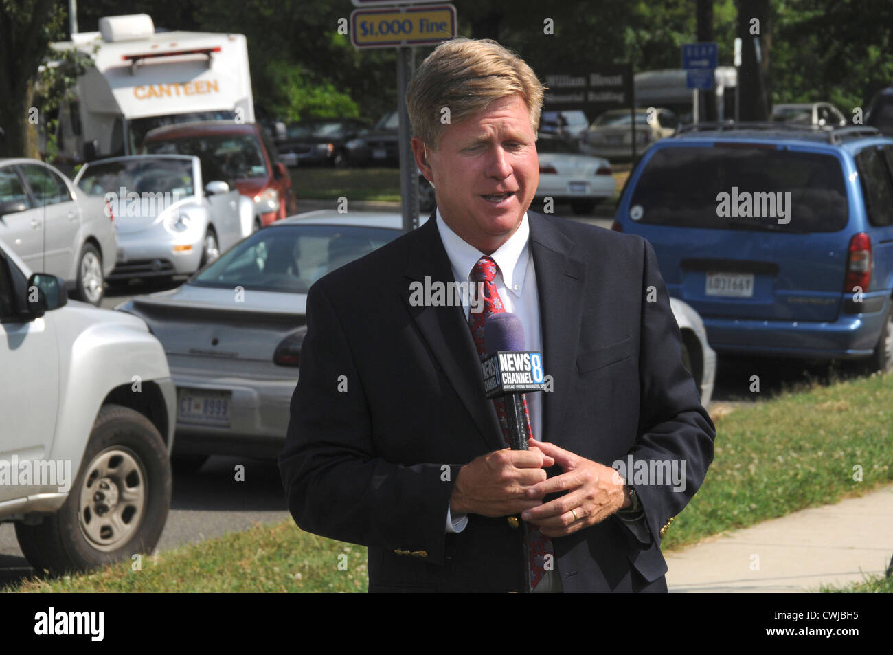 TV-News-Reporter Brad Bell Berichterstattung aus der Szene in der Hauptstadt Höhen, Maryland Stockfoto