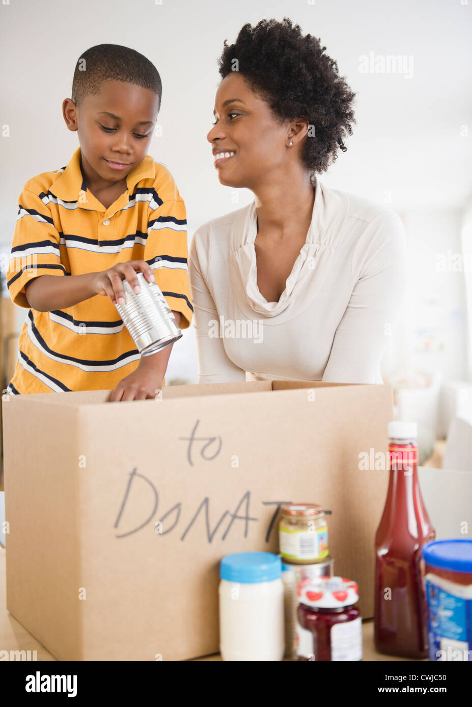 Schwarzen Mutter und Sohn Boxen Nahrung für Spende Stockfoto