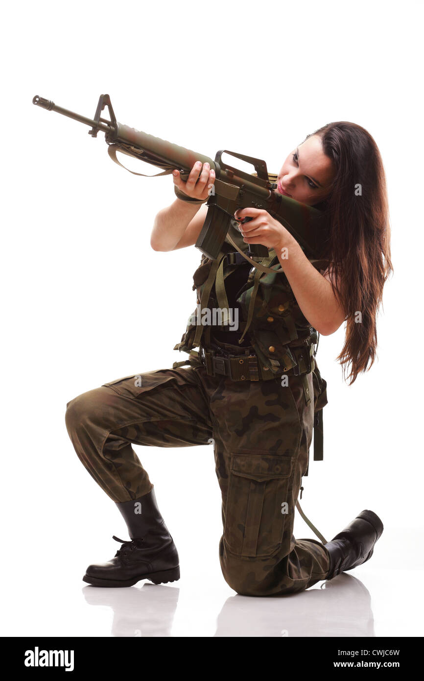 Schöne Frau mit Gewehr Kunststoff Militär Armee Mädchen Holding Gun weiss isoliert background Stockfoto