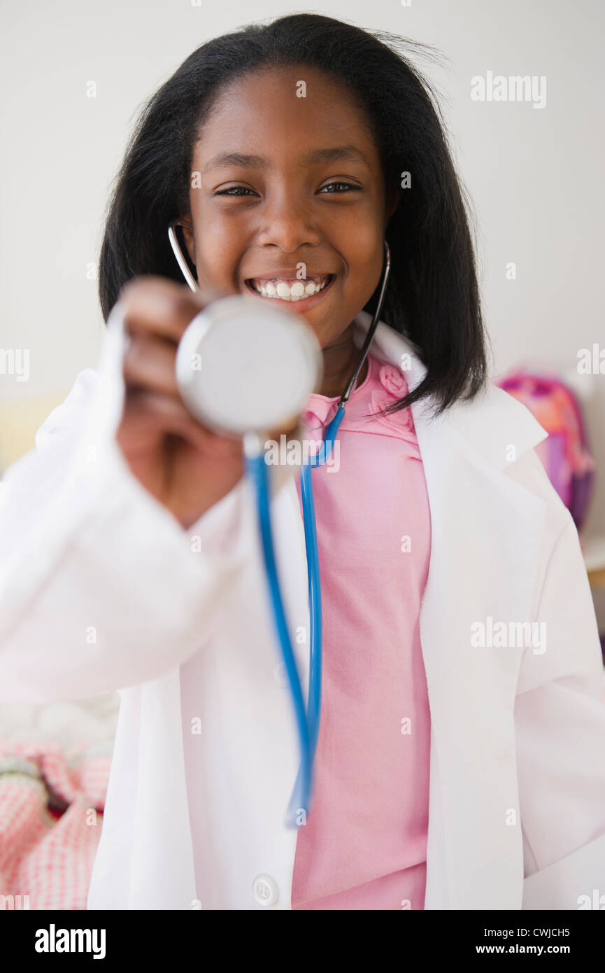 Schwarze Mädchen, die vorgibt, ein Arzt zu sein Stockfoto