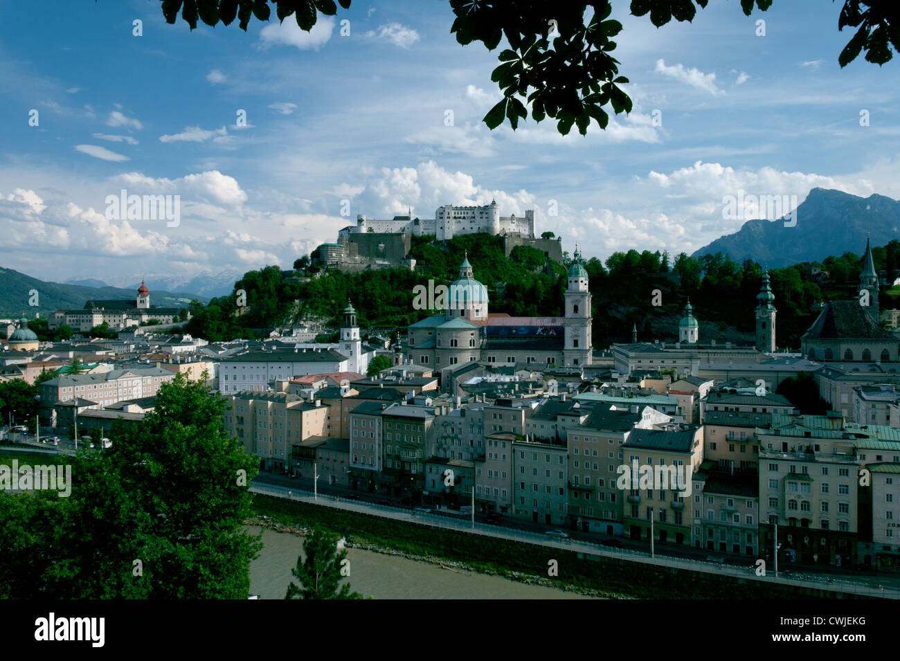 Blick auf die Altstadt von Salzburg von der Kapuzienerberg über die Salzach. Stockfoto