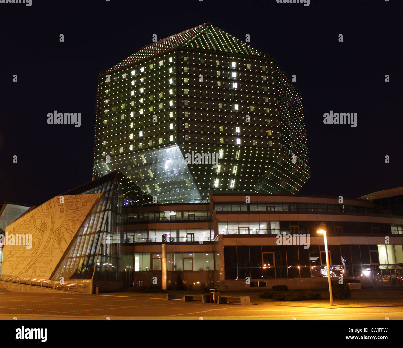 Weissrussland. Minsk. Das Gebäude der Nationalbibliothek in der Nacht Stockfoto