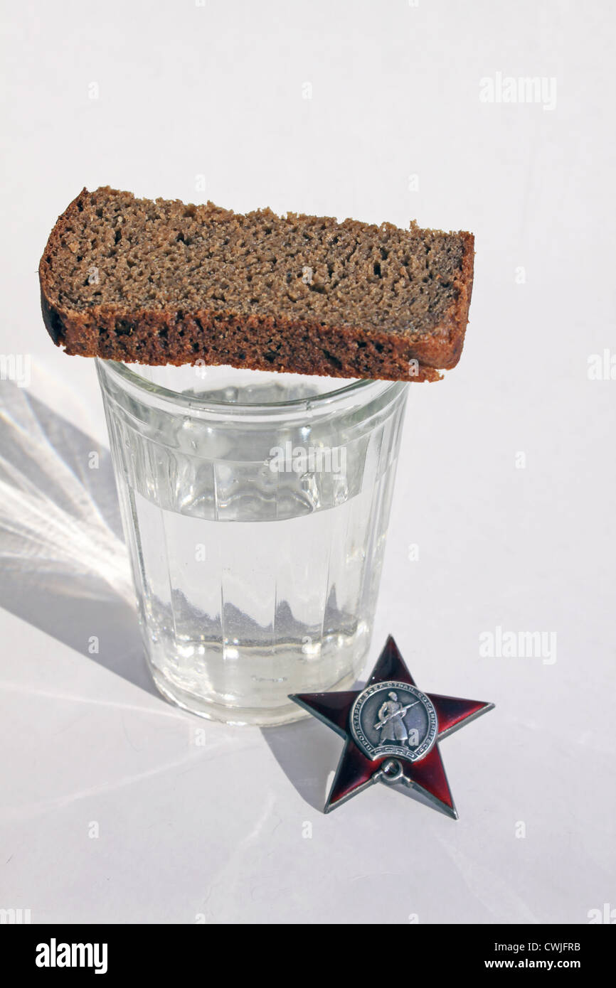 Beerdigung Rede. Bestellung "Red Star" mit Brot und Glas Stockfoto
