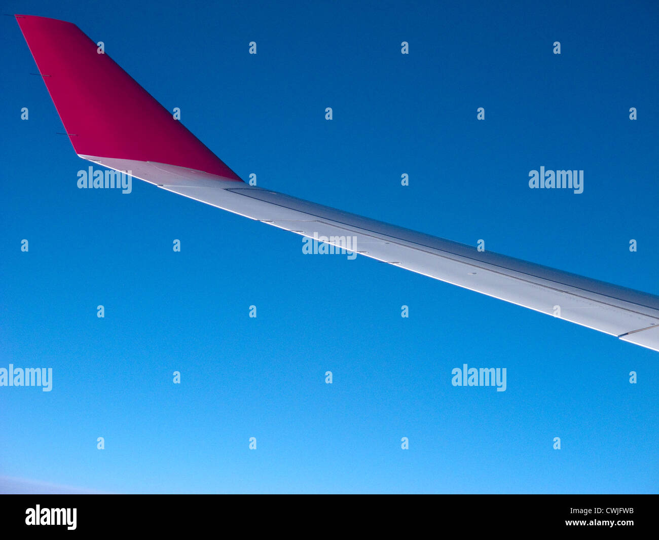 Die Flügelspitze eines Etihad Airways Airbus A340 Stockfoto