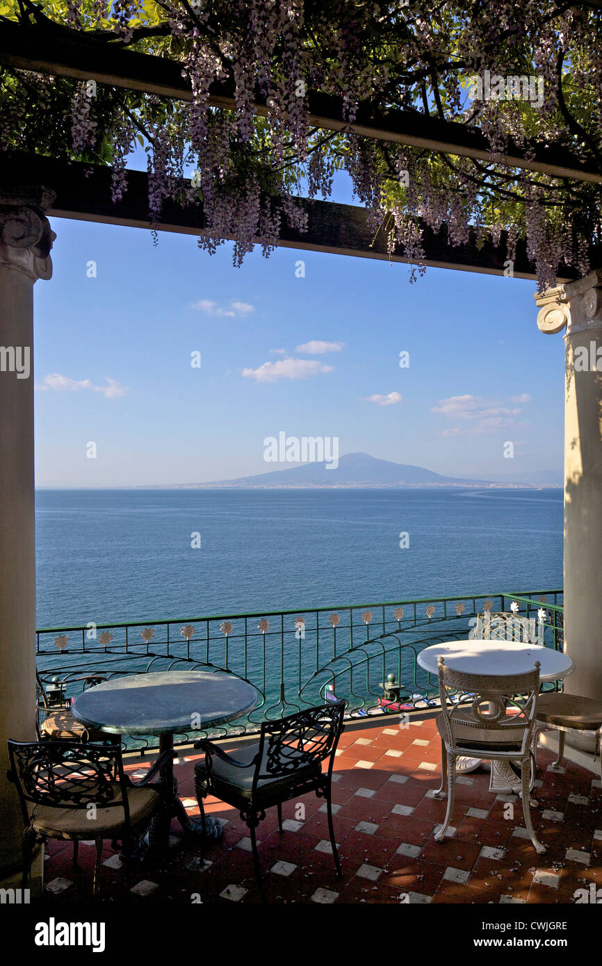 Terrasse mit Blick auf Vesuv und den Golf von Neapel im Hotel Bellevue Syrene in Sorrent, Neapel Riviera, Kampanien, Italien Stockfoto