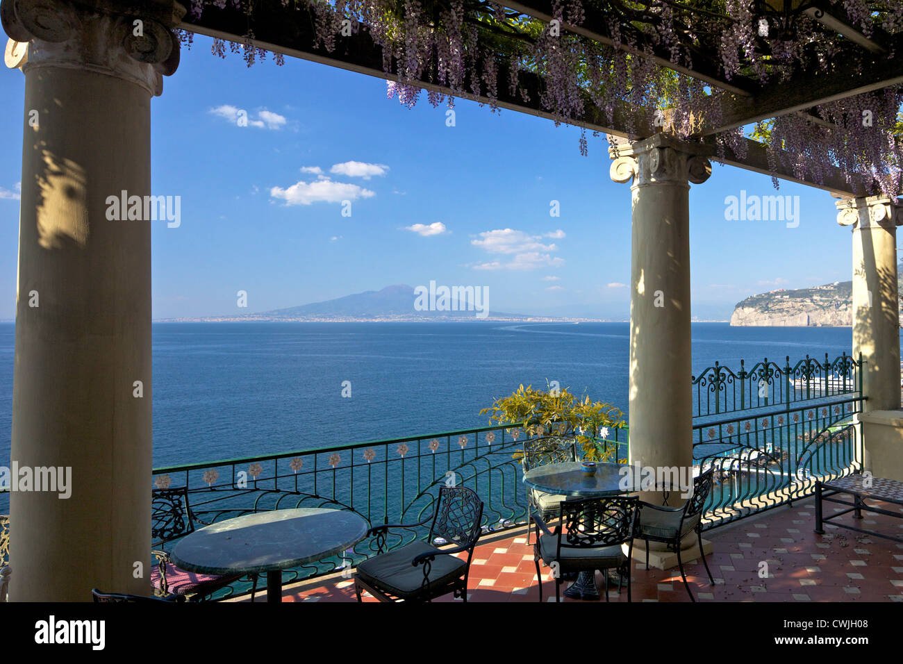 Terrasse mit Blick auf Vesuv und den Golf von Neapel im Hotel Bellevue Syrene in Sorrent, Neapel Riviera, Kampanien, Italien Stockfoto