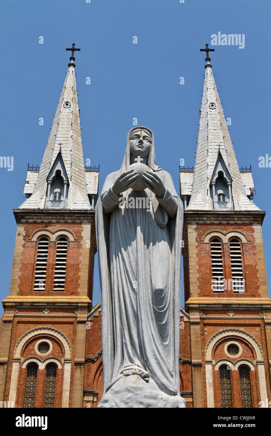 Türme und Skulpturen der Kathedrale Notre Dame in Ho-Chi-Minh-Stadt Stockfoto