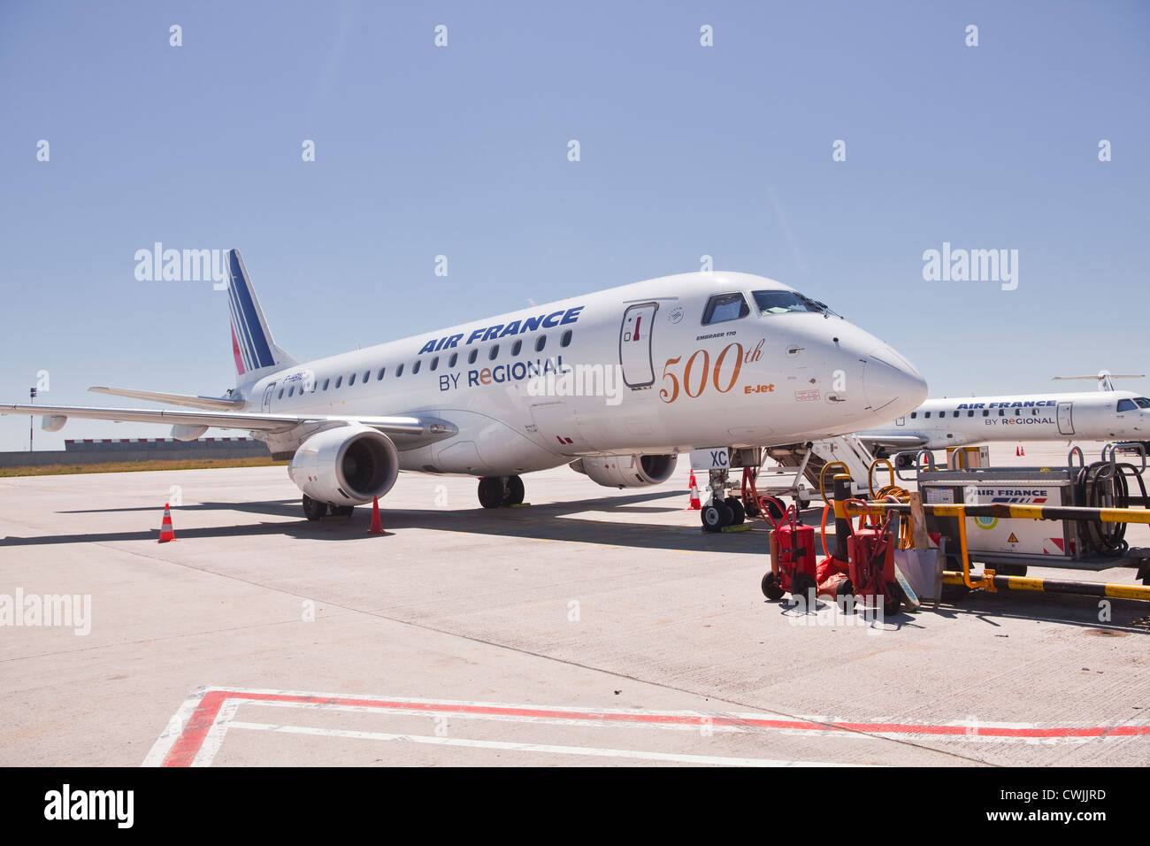 Der 500. E-Jet sitzt auf dem Laufsteg im Flughafen Charles de Gaulle. Stockfoto