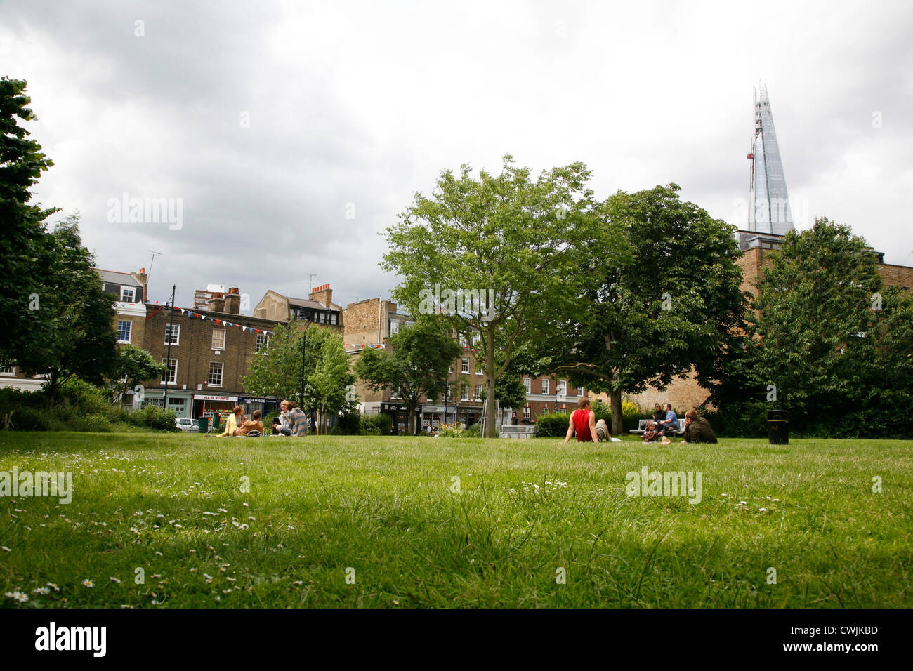 Blick auf den Shard und Bermondsey Street von Tanner Street Park, Bermondsey, London, UK Stockfoto
