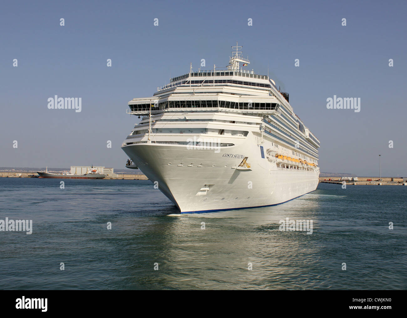 Nächster Halt Marseille - Costa Kreuzfahrt-Reedereien Kreuzfahrtschiff "Costa Serena" Abfahrt Hafen von Palma De Mallorca, Balearen Stockfoto
