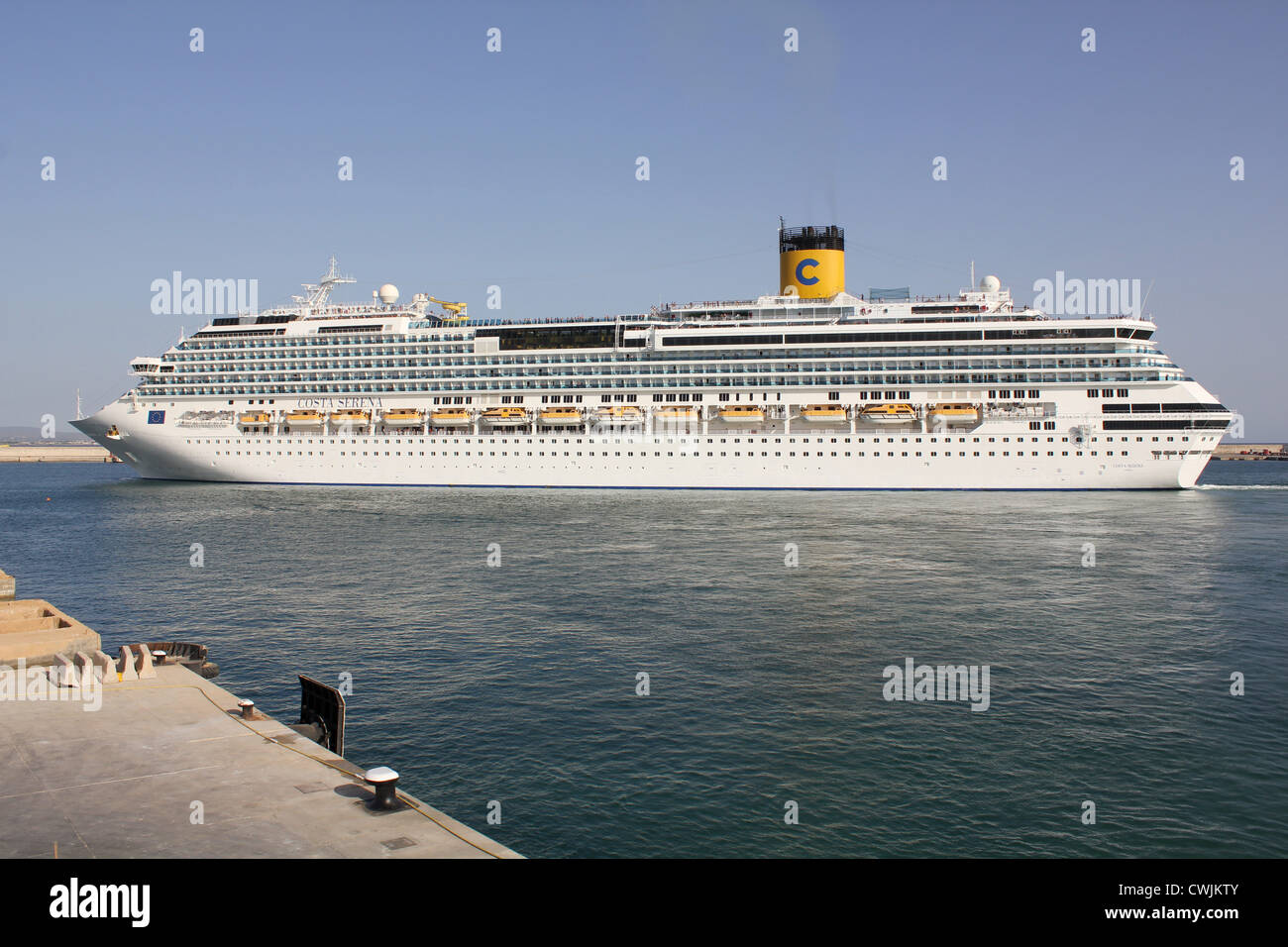 Nächster Halt Marseille - Costa Kreuzfahrt-Reedereien Kreuzfahrtschiff "Costa Serena" Abfahrt Hafen von Palma De Mallorca, Balearen Stockfoto