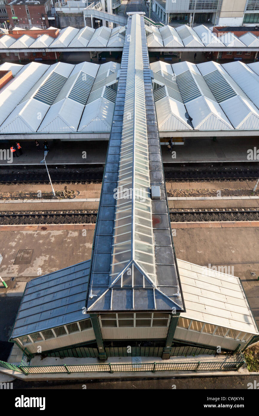 Luftbild von der Dachterrasse und erhöhten Gehweg (Fußweg 28), die Nottingham Railway Station, England, Vereinigtes Königreich erstreckt Stockfoto