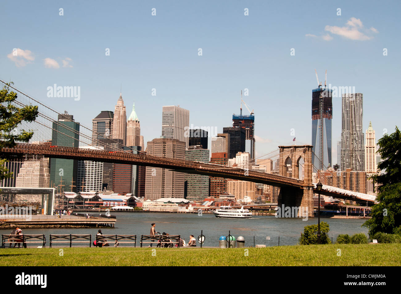 Brooklyn Bridge Park Sky Line New York City Manhattan Freedom Tower oder Turm ein World Trade Center Beekman Tower Pier 17 Stockfoto