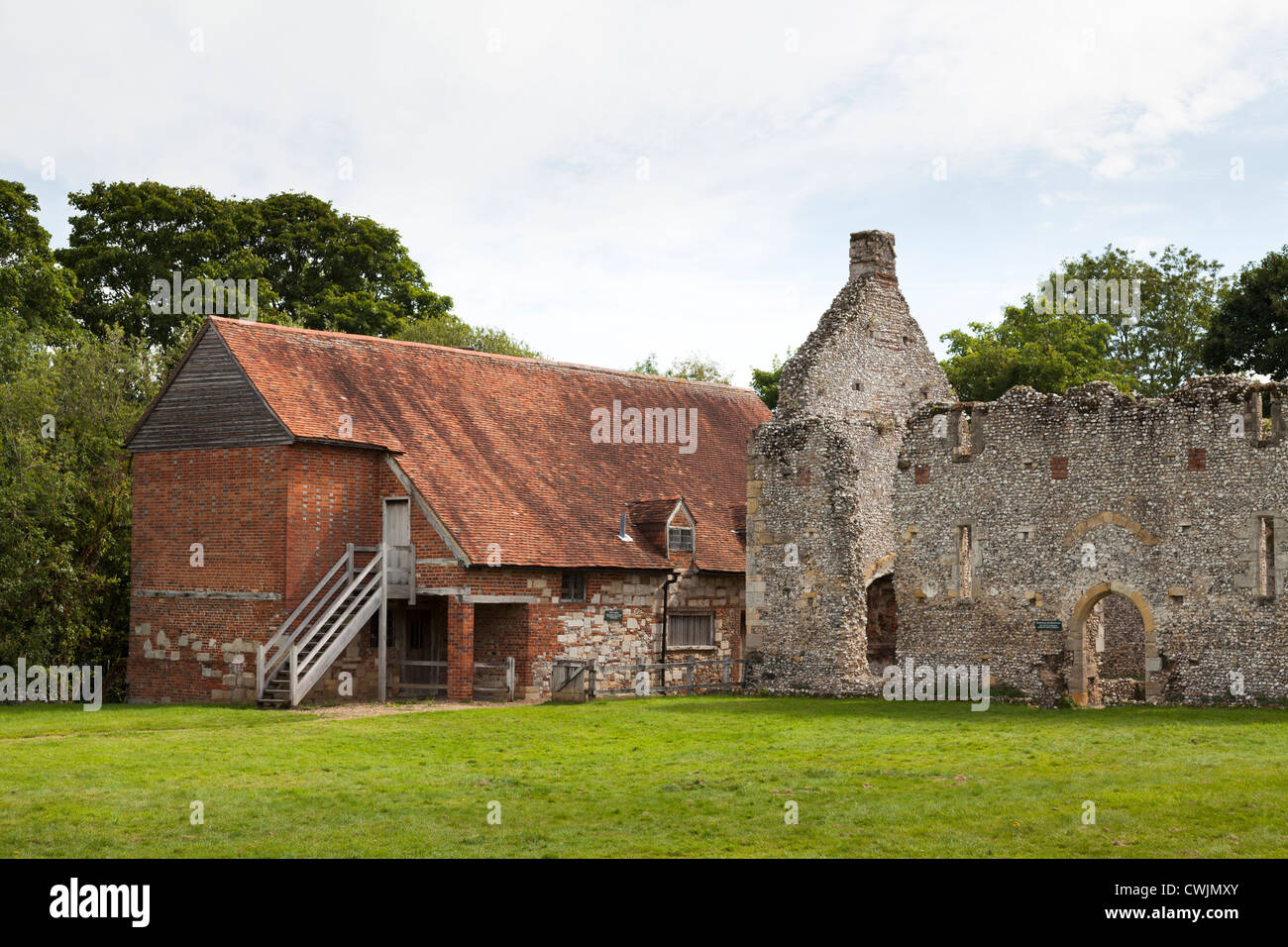 Die mittelalterliche Ruine von Waltham Bischofspalast und der Gast Unterkünfte umgewandelt in ein Bauernhaus in Hampshire Stockfoto